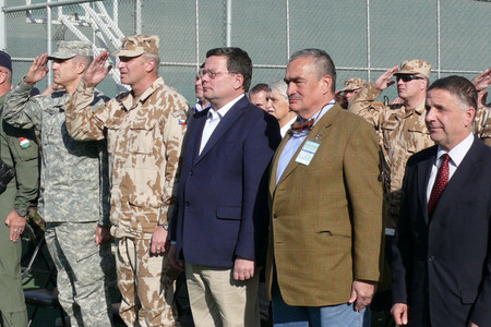 Delegace během ceremoniálu udílení medailí NATO „Non Article 5“ za službu v operaci ISAF