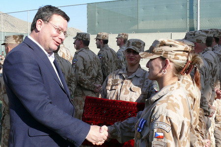 Alexandr Vondra při udílení medailí