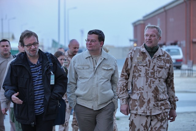Zleva: český velvyslanec při NATO Martin Povejšil, ministr obrany Alexandr Vondra a náčelník Generálního štábu AČR armádní generál Vlastimil Picek