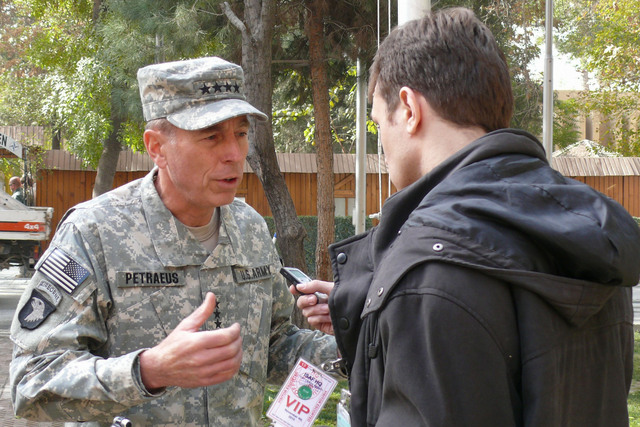 Generál David H. Petraeus, velitel sil ISAF, při rozhovoru s českými médii