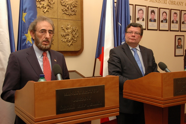 Ministři obrany obou zemí na závěr jednání vystoupili na tiskové konferenci
