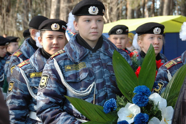 Žákyně policejní školy pokládají květiny k památníku v Kunguru