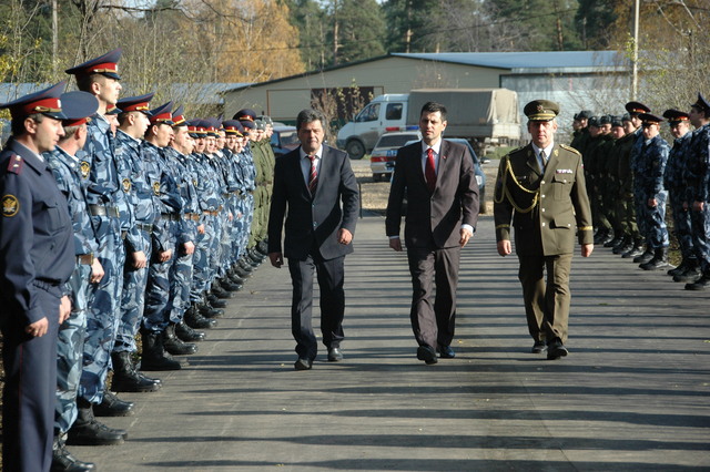 K památníku v Kunguru přichází náměstek ministra obrany Michael Hrbata (uprostřed), starosta Kunguru Roman Alexandrovič Kokšarov (vlevo) a vojenský přidělenec v Rusku brigádní generál Vladimír Ložek (vpravo)
