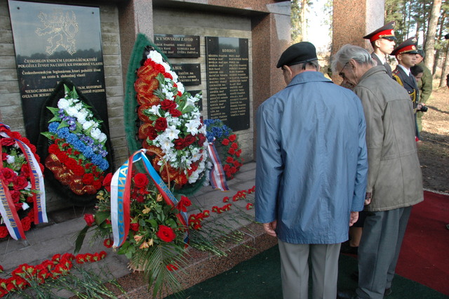 Čeští druhováleční veteráni se zájmem čtou jména padlých legionářů