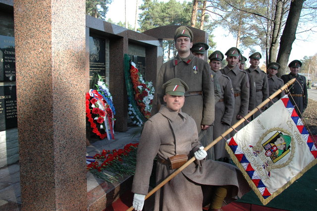 Mladí členové Čs. obce legionářské vzdali svým předkům úctu v historických uniformách. Před odhalením památníku připravili rekonstrukci příchodu jednotek do Kunguru