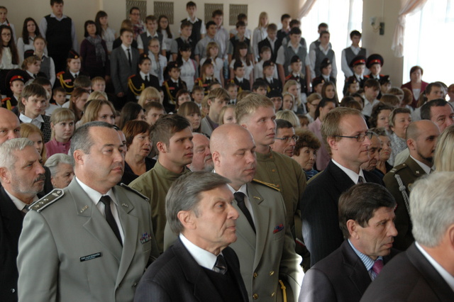 Vyznamenaným druhoválečným veteránům aplaudoval ve stoje zcela zaplněný sál kulturního domu(Kungur)