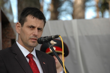 "Žádná válka není skončená, dokud není pohřbený poslední voják," říká náměstek Hrbata