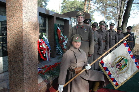 Mladí členové Čs. obce legionářské vzdali svým předkům úctu v historických uniformách. Před odhalením památníku připravili rekonstrukci příchodu jednotek do Kunguru