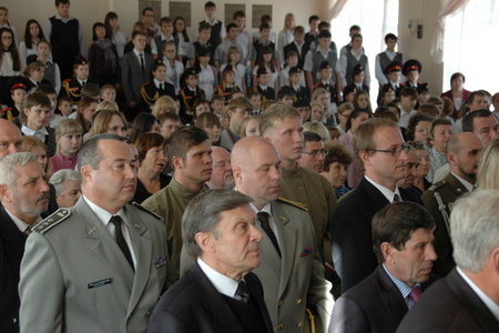 Vyznamenaným druhoválečným veteránům aplaudoval ve stoje zcela zaplněný sál kulturního domu(Kungur)