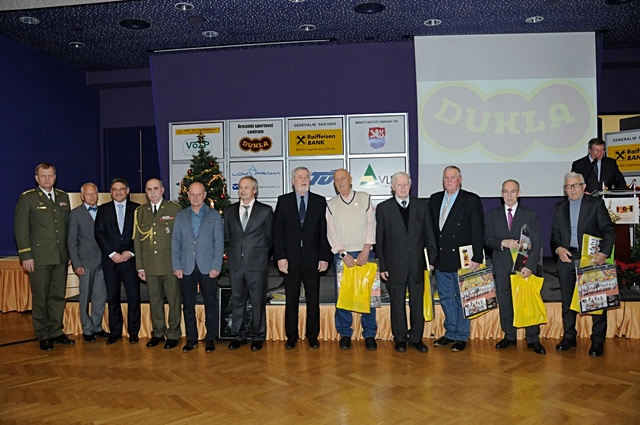 Jubilanti atleti, parašutista a gymnasti s gratulanty