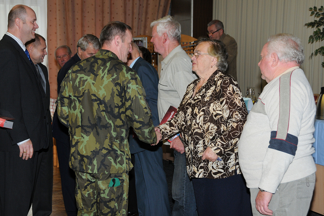 Jubilantům předali dárky a poblahopřáli za VeV-VA plk.Honzák,za MO Ing.Vladimír Petr a za KVV Brno Jiří Vojtěšek