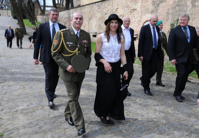 K Míčovně přichází dukláci Imrich Bugár, plk.Priščák, Ester Ledecká, Jan Kůrka a první vpravo Jiří Adam