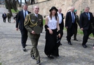 K Míčovně přichází dukláci Imrich Bugár, plk.Priščák, Ester Ledecká, Jan Kůrka a první vpravo Jiří Adam