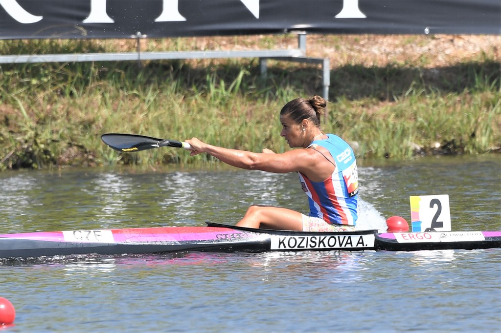 K1 1000 m jela Anna Kožíšková, ve finále ve větrné dráze číslo 9.