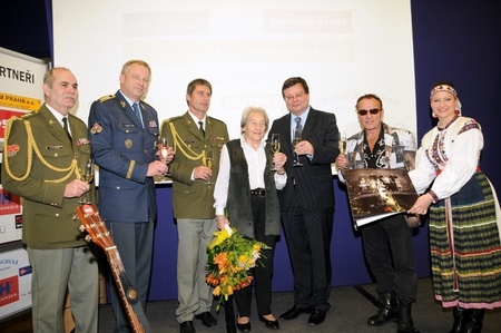 Kalendář Dukla 2011 pokřtili plk. Priščák, generál Picek, oštěpaři Železný a Zátopková, ministr Vondra a fotograf Saudek
