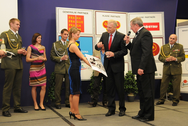 Kalendář pokřtil jako první ministr obrany Picek