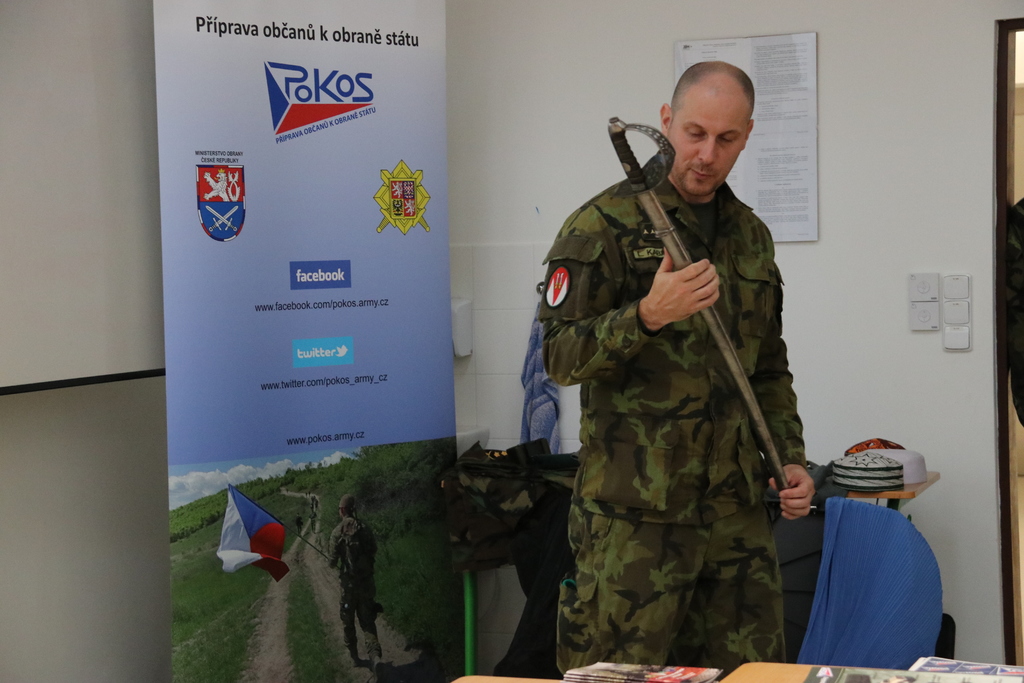Kapitán Ladislav Kabát přivezl ukázat i důstojnickou šavli.