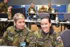 kapitánka Kateřina Rajková a kapitánka Dana Brožová na hlavním místě velení sboru při briefinku