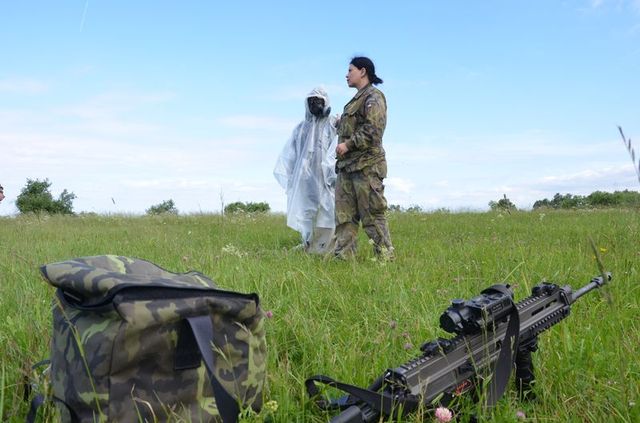 Kapitánka Simona Pizúrová náčelnice chemické přípravy 4. brigády při přezkoušení z chemické přípravy