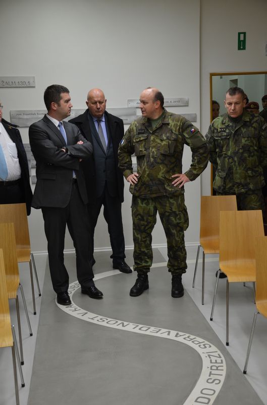 Kaplan brigády kapitán Petr Fiala seznamuje pana předsedu Sněmovny s kaplí brigády