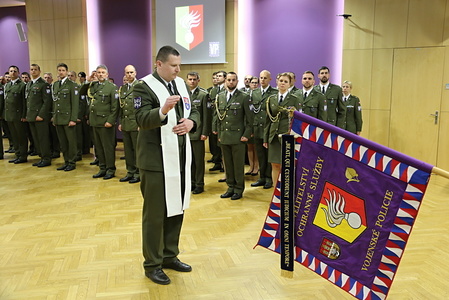 Kaplan David Tomčík při žehnání bojovému praporu
