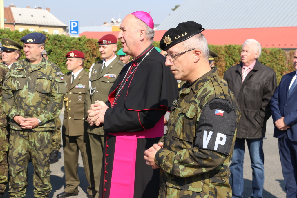 Kaplan Velitelství Vojenské policie Olomouc kapitán Roman Lukáš a arcibiskup Jan Graubner žehnají pietnímu místu