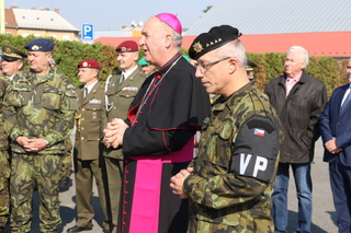 Kaplan Velitelství Vojenské policie Olomouc kapitán Roman Lukáš a arcibiskup Jan Graubner žehnají pietnímu místu