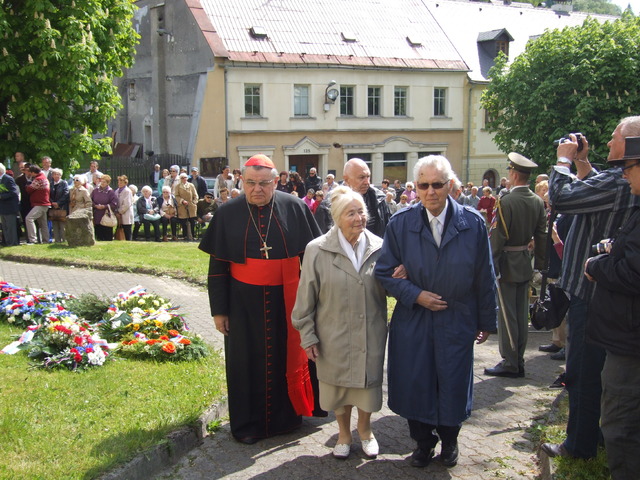 Kardinál Dominik Duka doprovází předsedkyni KPV Naděždu Kavalírovou