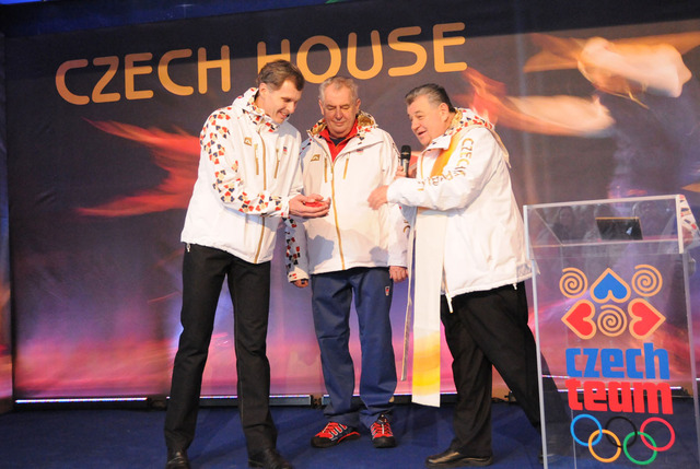Kardinál Dominik Duka předal šéfovi českých olympioniků tři medailony