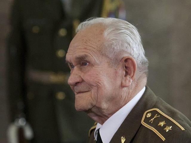 plk. v.v. Karel Šerák, válečný veterán, který prošel boji od Dukly až do Prahy