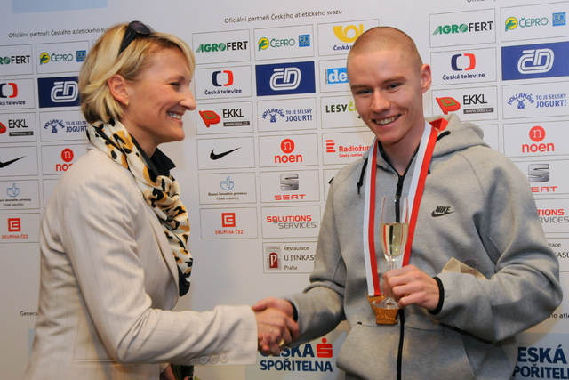 Kateřina Bartošová gratuluje mistru světa Maslákovi