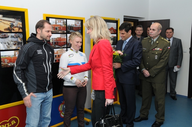 Kateřina Bartošová z KaMO, náměstek Hrbata a ředitel Dukly Priščák gratulují mistryni světa Jarmile Machačové a trenérovi Josefu Kratinovi