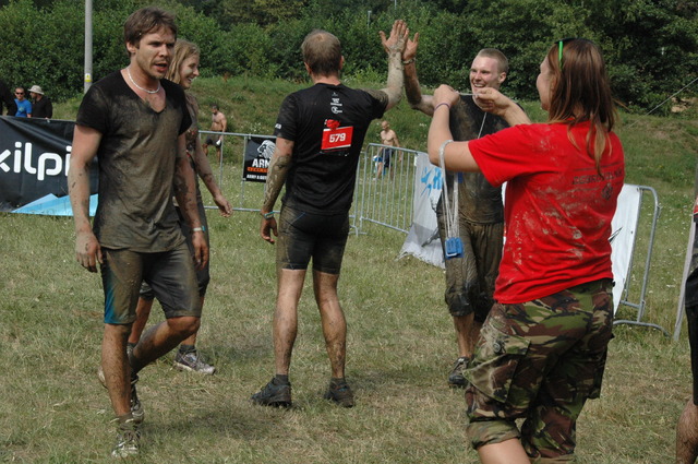 Každý úspěšný běžec dostal známku Army Run na krk