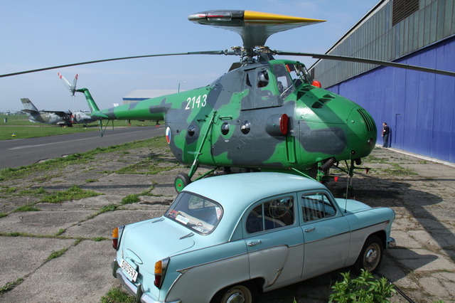 Vrtulník Mi-4 a dobový automobil Moskvič 407