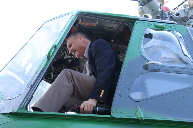 B. Dvořák uvnitř vrtulníku Mi-4, s tímto typem jako pilot létal