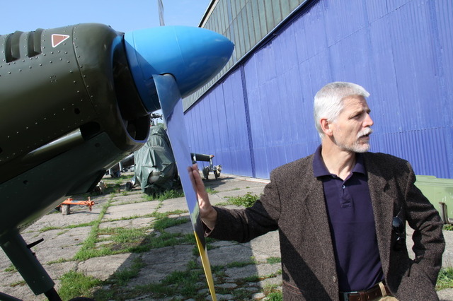 Petr Pavel u letadla Brigadýr, ze kterého jako parašutista skákal