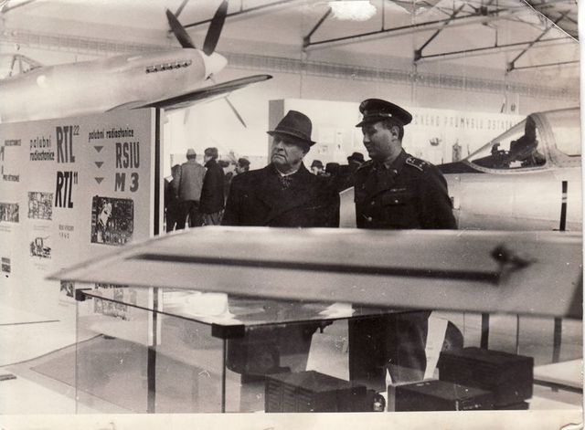 Plk. Jaroslav Janečka provází v prosinci 1968 prezidenta republiky Ludvíka Svobodu expozicí. 