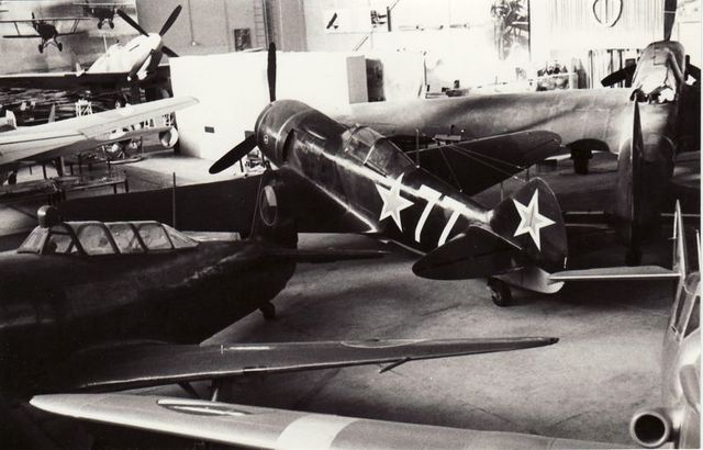 V popředí stíhací letoun Lavočkin La-7. 