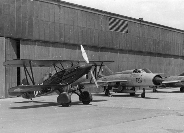 Setkání různých generací stíhacích letadel na dni Leteckého muzea v roce 1975. 