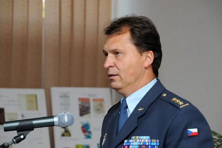 Plukovník Josef Bejdák vítá čestné hosty