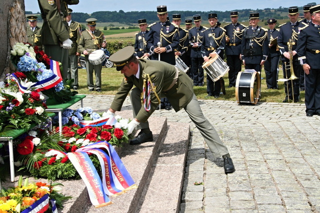 Kladení věnců u památníku v Darney