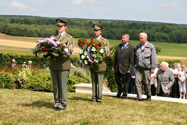 Kladení věnců za účasti zástupců ČsOL