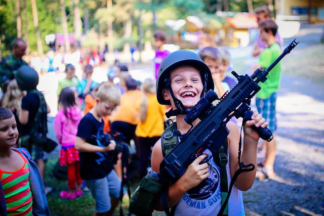 Kluky nejvíc zaujaly zbraně