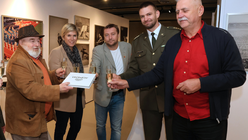 ASC Dukla pokřtila knihu k 75. výročí vzniku armádního vrcholového sportu a představila kalendář na rok 2024