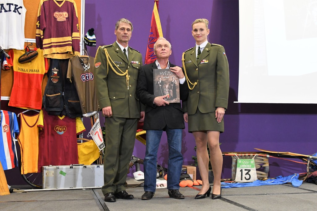 Knihu fotografií Hvězdy představili s autorem Janem Saudkem také sportovec Jan Železný a Barbora Špotáková