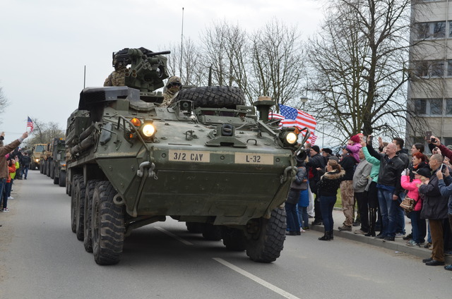 Kolona US ARMY přijíždí za přítomnosti tisíců diváků do kasáren ve Vyškově