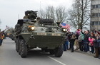 Kolona US ARMY přijíždí za přítomnosti tisíců diváků do kasáren ve Vyškově