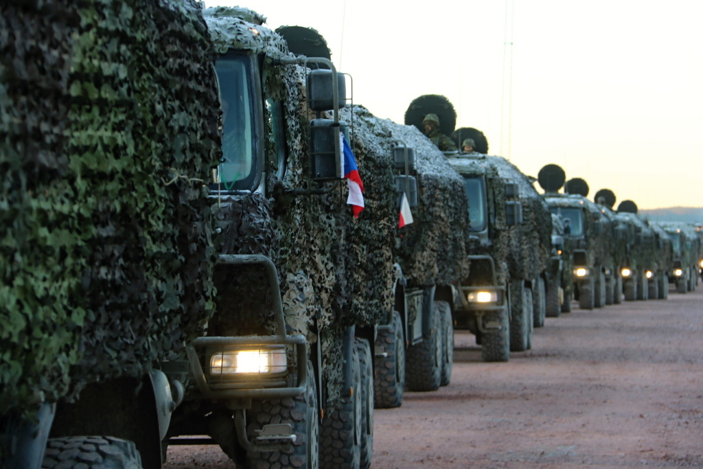 Kolona vojenských vozů Tatra