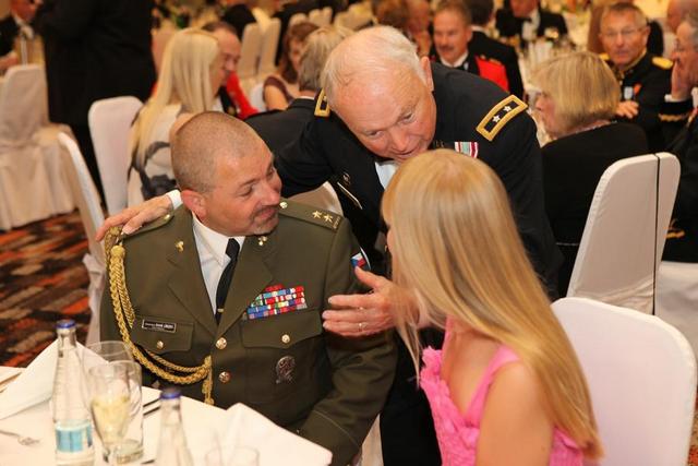 Kongres uzavřela slavnostní večeře, vlevo viceprezident CIOR podplukovník Arnošt Líbezný