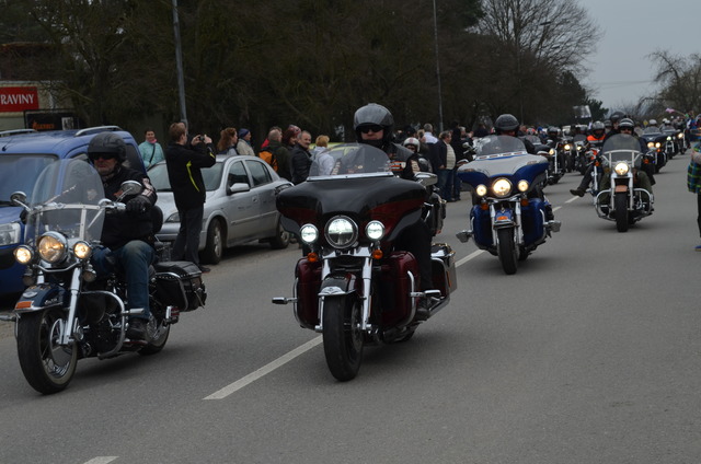 Konvoj doprovázelo až ke kasárnám několik desítek motorkářů